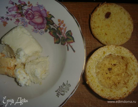 Кулич с творожной массой: срезать шапочку у кулича, вынуть мякиш.