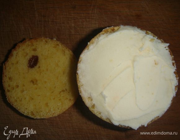 Наполнить творожной массой и накрыть шапочкой.