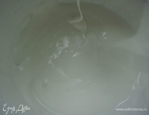 Для глазури взбить белки до увеличения в объеме в 5 раз. Сварить сироп из сахара и воды, до пробы на мягкий шарик. Не переставая взбивать белки влить тонкой струйкой сироп.