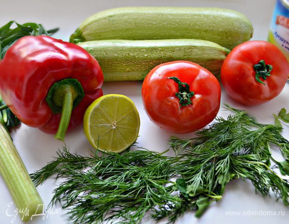 В это время займемся приготовлением салата. Нам понадобятся сочные свежие овощи: помидоры, кабачок, болгарский перец, сельдерей, красный лук, а также консервированная кукуруза и зелень.
