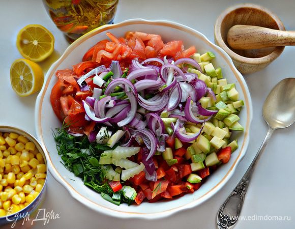 Помойте овощи, обсушите. Кабачок и перец нарежьте кубиками, помидоры — дольками, сельдерей — тонкими кольцами, красный лук — перышками, зелень порубите и добавьте 3 ст. л. консервированной кукурузы. 