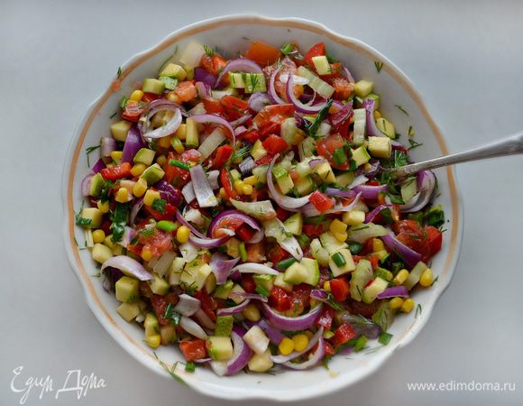 Добавьте по вкусу соль, свежемолотый перец, 1-2 ст. л. сока лимона и перемешайте.