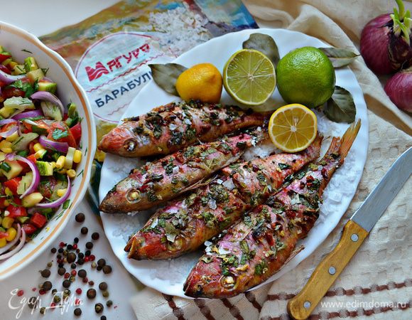 Подавайте готовую рыбу теплой или остывшей с приготовленным «Южным салатом». Приятного вам аппетита!