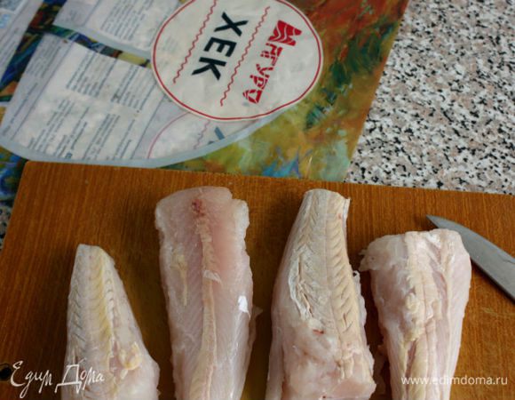 
Рыбу разморозить и, если это не подготовленное филе, удалить плавники, кожу и хребет. У меня сегодня хек был с кожей.
