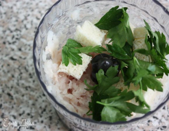 В миксере или кухонном комбайне «разволокнить» филе, добавить кусочки белого хлеба (хлебные крошки), чеснок, петрушку, переложить все в большую миску.