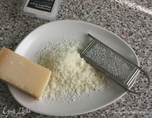 Натереть мелко пармезан, добавить в миску. 