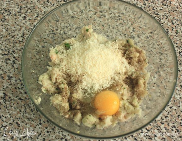 Туда же положить сливочный сыр, разбить яйцо, приправить солью, перцем, мускатным орехом и паприкой, хорошо перемешать рукой.