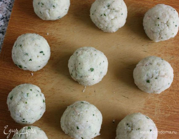 Сформируйте одинаковые шарики по 35–40 г.