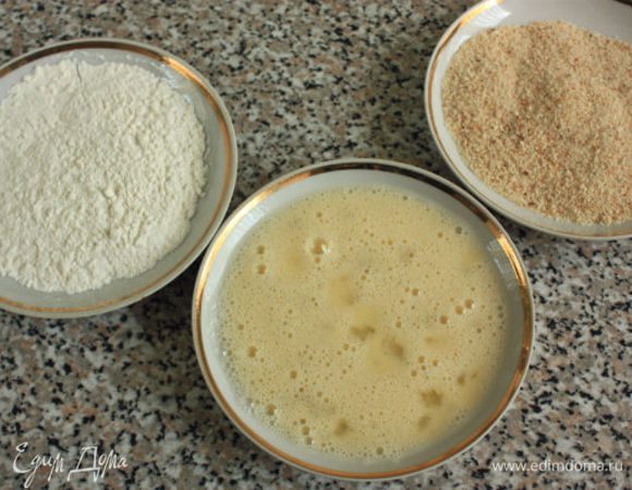 Подготовьте 3 тарелки для панировки с мукой, слегка взбитым яйцом и сухарями.
Поочередно обваливайте фрикадельки сначала в муке, затем в яйце и, наконец, в сухарях. Если яйца мелкие, может быть понадобится второе.