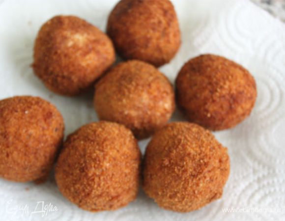 Вынимайте шумовкой на блюдо, покрытое 2-3 слоями бумажного полотенца.
Можно запечь их в духовке, разогретой до 180°C. Застелить противень пергаментом, выложить фрикадельки, сбрызнуть растительным маслом и запекать около 20 минут, периодически поворачивая их.