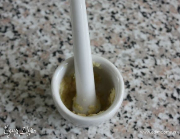 Для приготовления соуса айоли чеснок растолочь с солью с ступке, переложить в мисочку и добавить желток, лимонный сок и перец.