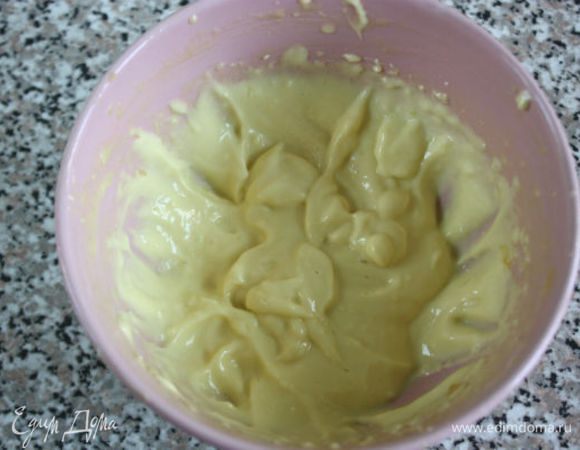 По капле добавлять масло, взбивая венчиком или миксером до густой, однородной массы. С маслом не спешить! В конце добавить 1 ст.л. теплой воды.