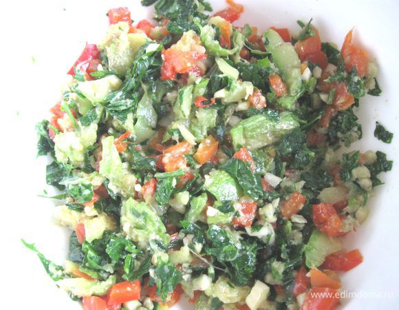 Смешать песто с красным болгарским перцем и кабачками. 