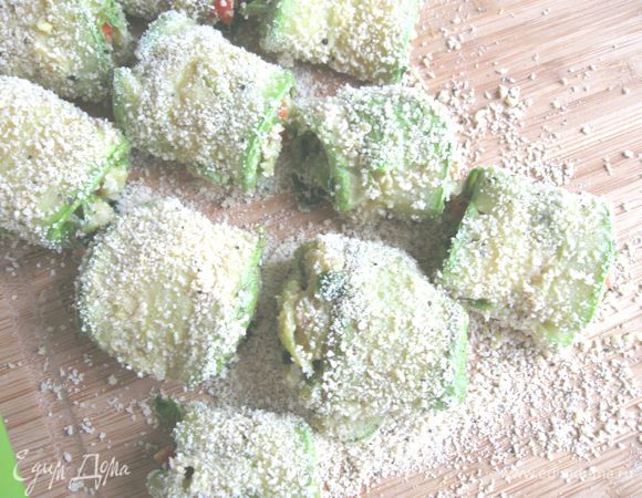 Рулетики обваливаются в панировке и обжариваются на разогретой сковороде с оливковым маслом до румяной корочки.