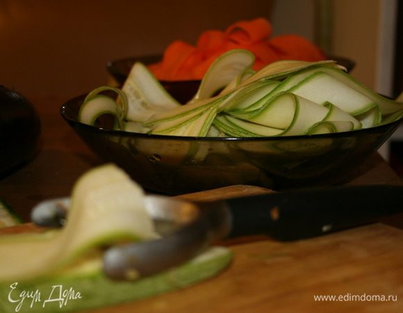 Овощечисткой нарезать полосы одинаковой ширины.