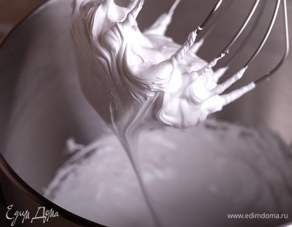 Взбить на максимальной скорости миксера минут 5–10, пока смесь не побелеет, станет очень густой, похожей на крепкую меренгу. На этом этапе можно добавить пищевой краситель.