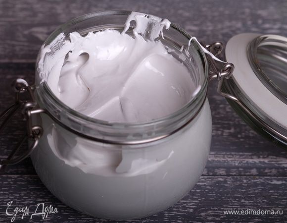 Всыпать в чашу сахарную пудру и взбить уже на медленной скорости до объединения. Смесь станет еще гуще. Переложить готовую глазурь в банку и хранить в холодильнике.