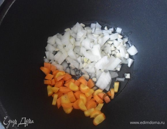 Разогреть масло в глубоком сотейнике или толстостенной кастрюле. Добавить нарезанный лук, чеснок и морковь. Обжаривать на среднем огне 3–4 минуты.