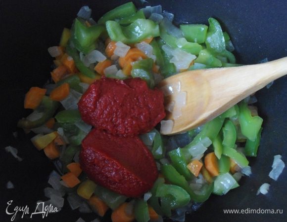 Добавить нарезанный болгарский перец и томатную пасту. Готовить все вместе 5 минут, помешивая.