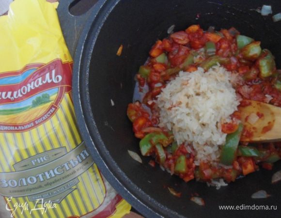 Рис «Золотистый» ТМ «Националь» промыть и всыпать в кастрюлю к овощам. Перемешать. Посолить, добавить специи.