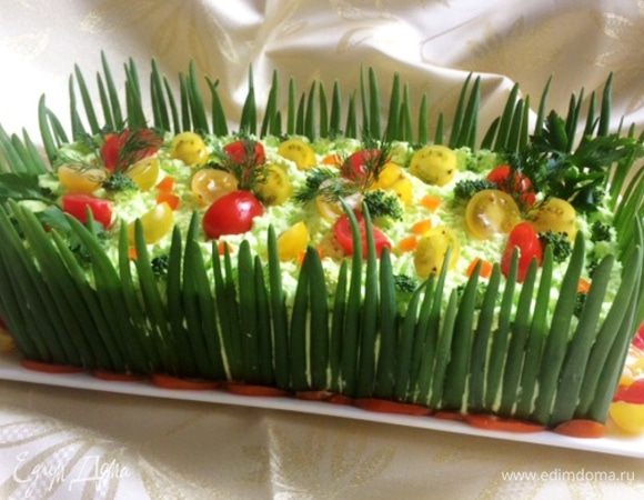 Получился большой закусочный торт на хорошую компанию.