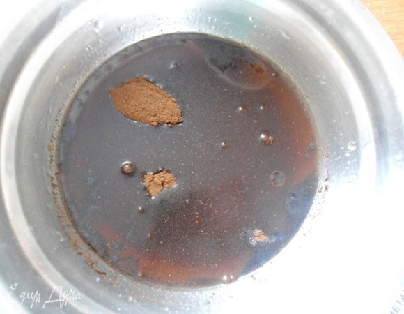 Сахар и соль растворить в теплой воде. Добавить льняное масло Biolio и ржаной солод и хорошо все перемешать.