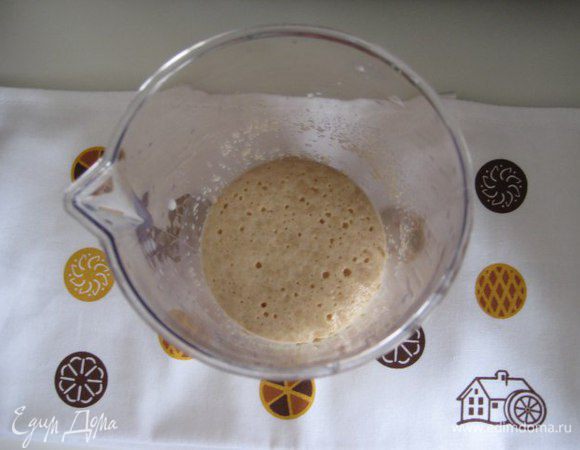 В теплом молоке (38°C) растворить сахар и дрожжи, оставить на 10 минут.