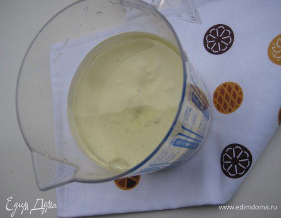 Растительное масло с кефиром подогреть, добавить яйца, перемешать.