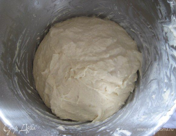Просеять муку с солью, влить кефирную и дрожжевую смесь, замесить тесто.