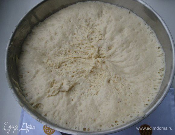 Оставить тесто подниматься в теплом месте под полотенцем до увеличения в 2–2,5 раза.