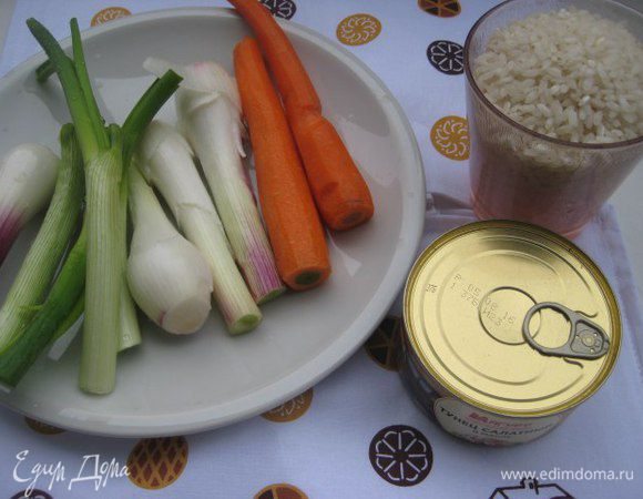Для начинки: почистить две небольшие моркови, для обжарки я взяла белую часть молодого лука. Тунец я взяла ТМ «Магуро» салатный в масле 2 баночки. Рис отварить до готовности.