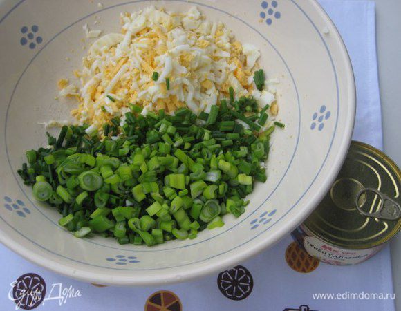 Яйца отварить вкрутую, натереть на крупной терке. Нарезать зеленый лук.