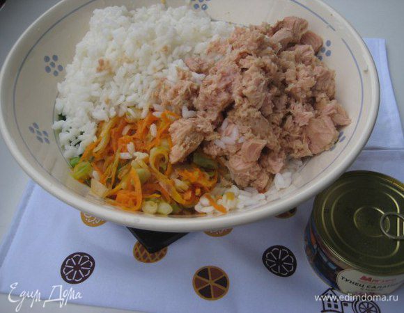 С тунца слить масло, добавить к начинке, часть масла я добавила для сочности начинки.