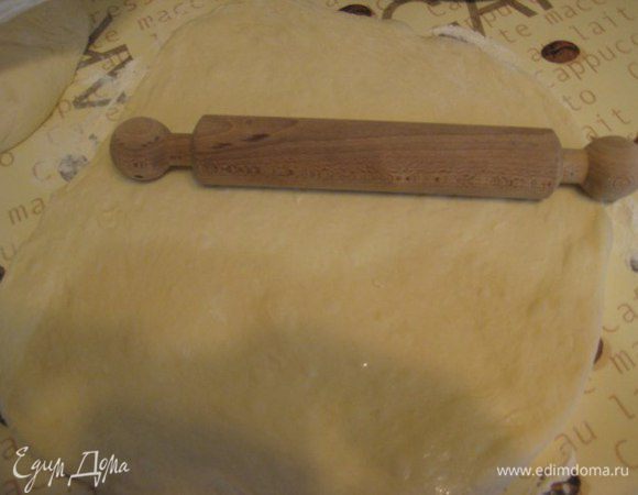 Тесто обмять, разделить на 2 части в отношении 2/3 и 1/3. Форму для выпечки смазать маслом, раскатать большую часть, выложить форму, формируем дно и бортики пирога.