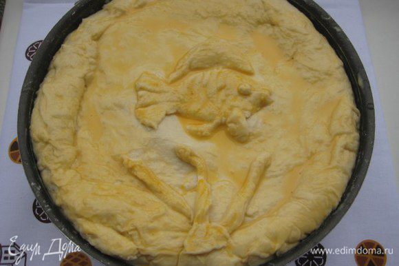 Из меньшей части сформировать верхушку пирога, защипать края пирога, украсить по желанию, у меня золотая рыбка. Яичный желток смешать с 1 ст. л воды, смазать яичной смесью пирог.