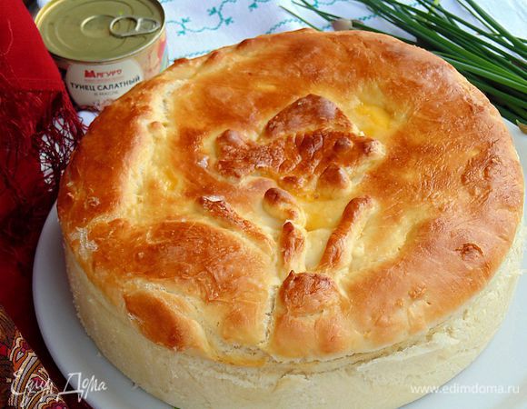 Выпекать пирог в духовке при температуре 180°C 25–30 минут.