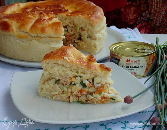 Вынимаем пирог из формы и зовем всех к столу. Приятного аппетита!