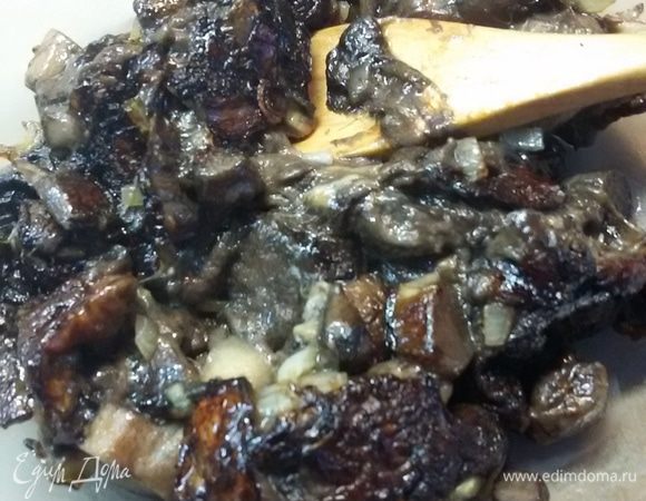 Пока мясо маринуется, поджарим грибы с луком. У меня лесные замороженные. Но можно использовать любые, которые вам нравятся. Жарить грибы до готовности.