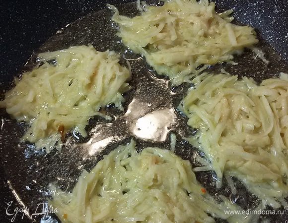 Картофель очистить, натереть на крупной терке. Я тертый картофель промываю всегда под струей холодной воды, чтобы смыть крахмал. Слить воду. Посолить, поперчить, добавить яйцо, муку. Все хорошо перемешать. Жарить драники небольшого размера до золотистого цвета.