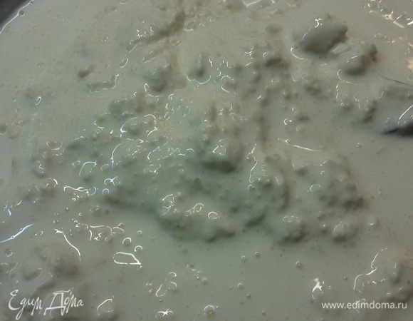 Для соуса сыр натереть на мелкой терке. Потереть к нему же чеснок. Добавить сливки и все хорошо перемешать. Теперь собираем горшочки. На дно каждого горшочка налить чуть-чуть растительного масла. Положить по три драника. Сверху выложить немного мяса и грибов. Сверху прикрыть еще драниками. Полить сырным соусом.