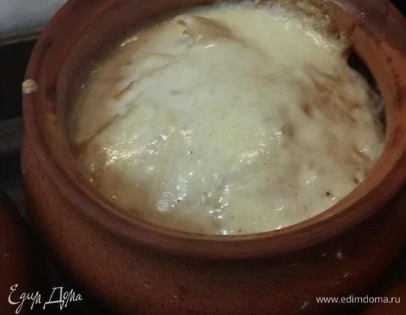 Горшочки поставить в разогретую духовку до 180°C на 20 минут.
Перед подачей посыпать зеленью.