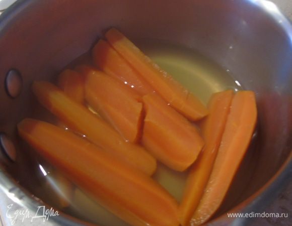 Морковь отварите до мягкости.