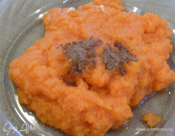 Измельчите блендером в пюре, остудите. Добавьте мускатный орех и перемешайте.