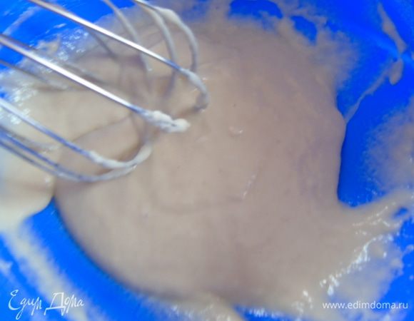 Готовим опару: молоко подогрейте до теплого, добавьте сахар, растворите дрожжи и всыпав 5–6 ст. л. муки венчиком перемешайте до однородности. Накройте и отправьте в теплое место на 40 минут. Я включаю духовку на 40°C, подогрев верх/низ и отправляю туда.