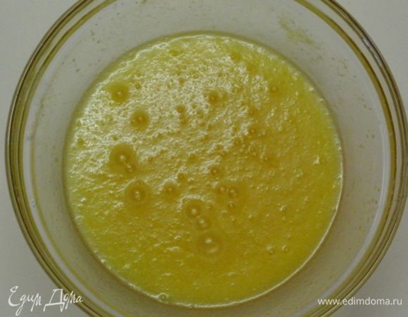 Отдельно смешать яйца с оставшимся сахаром, солью, ванильным сахаром, растопленным маслом.