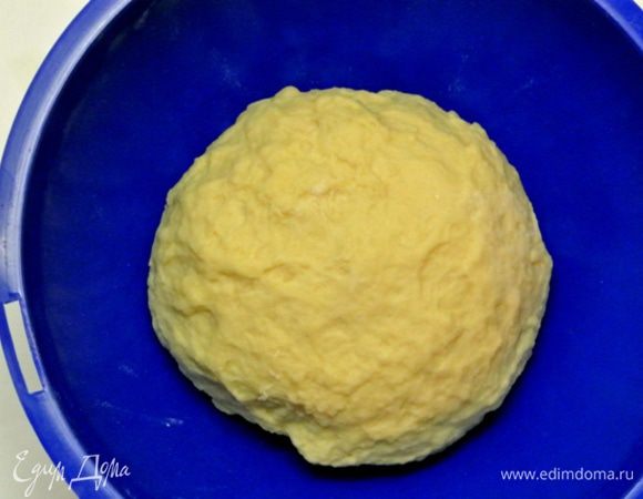 Постепенно всыпать просеянную муку.