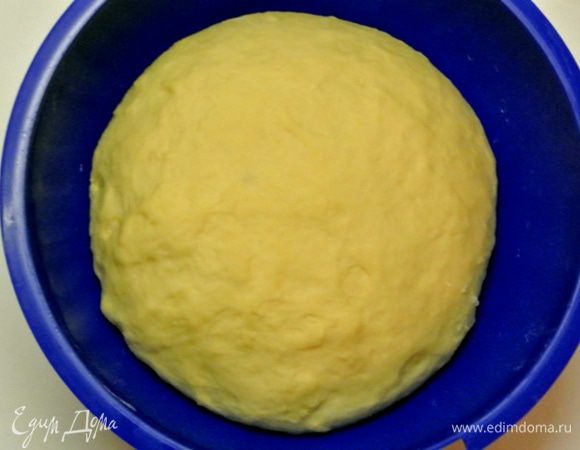 Замесить тесто сначала в миске, затем на рабочей поверхности. Вымешивать 15–20 минут. Накрыть полотенцем и оставить на 1,5–2 часа.