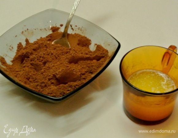 Для начинки сливочное масло растопить. Смешать сахар, корицу и какао.