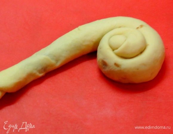 Свернуть в рулетик. Рулетик свернуть в «улитку» размером диаметра формы.