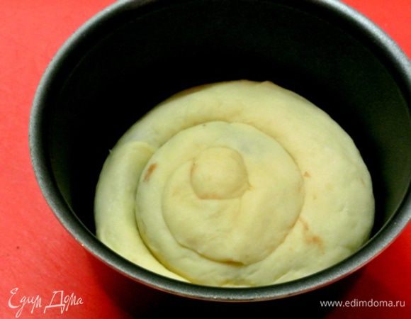 Выложить на дно формы.